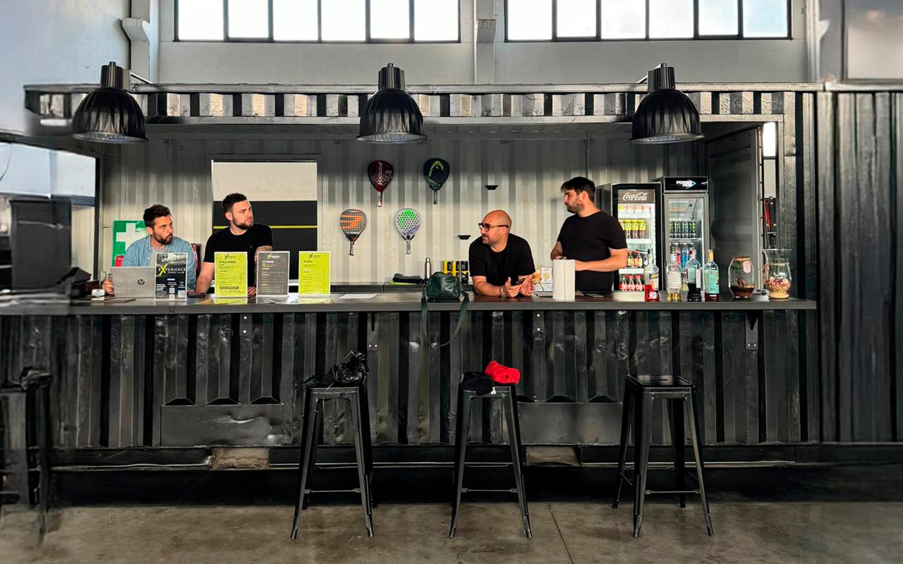 Container trasformato in un bar