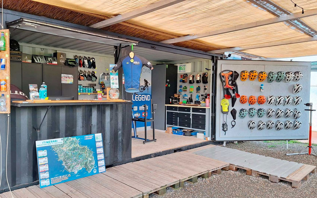 Container trasformato in uno stand fieristico all'aperto